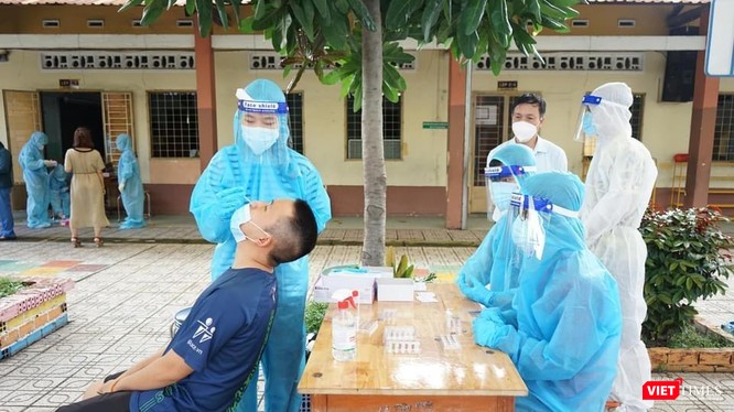 Sinh viên Đại học Kỹ thuật Y Dược Đà Nẵng lấy mẫu xét nghiệm tại TP.Thủ Đức - Ảnh: BYT 