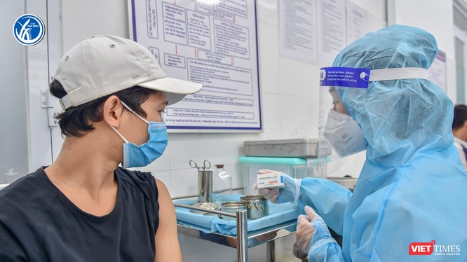 Tiêm vaccine COVID-19 cho người dân quận Tân Bình. Ảnh: HCDC