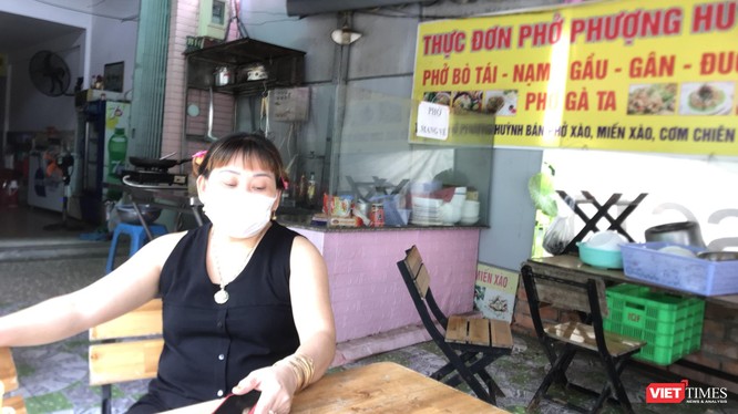 Bà Như Phượng, chủ quán Phở Phượng Huỳnh ở đường Phú Thuận (Quận 7), dự báo tình hình kinh doanh khó khả thi. Ảnh: HB