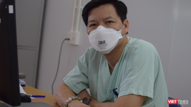 TS.BS Lưu Quang Thuỳ - Phó Giám đốc Trung tâm Gây mê và Hồi sức ngoại khoa (Bệnh viện Hữu nghị Việt Đức), Phó Giám đốc điều hành Trung tâm Hồi sức tích cực người bệnh COVID-19 (trực thuộc Bệnh viện Việt Đức tại TP.HCM). Ảnh: Hoà Bình