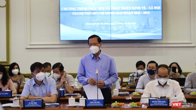 Chủ tịch UBND TP.HCM Phan Văn Mãi trao đổi về tình hình chống dịch. Ảnh: TTBC 