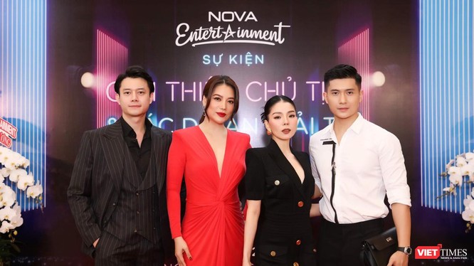 Diễn viên Anh Dũng, ca sĩ Lệ Quyên đến chúc mừng tân Chủ tịch Nova Entertainment Trương Ngọc Ánh 
