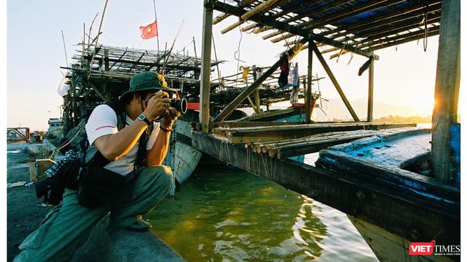 Nhiếp ảnh gia Trần Thế Phong và hành trình ảnh báo chí. Ảnh: NVCC