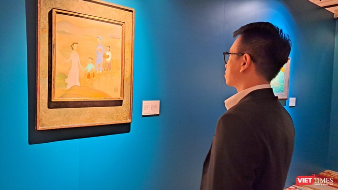 Giám tuyển Ace Lê trao đổi với VietTimes về triển lãm "Hồn xưa bến lạ" đang trưng bày 56 tranh Đông Dương. Ảnh: Hòa Bình