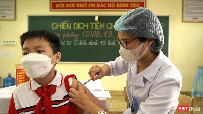 Tiêm vaccine COVID-19 cho trẻ em trong độ tuổi từ 5 đến dưới 18 tuổi đang được tiến hành "thần tốc", cao điểm vào tháng 8 trước khi trẻ quay trở lại trường