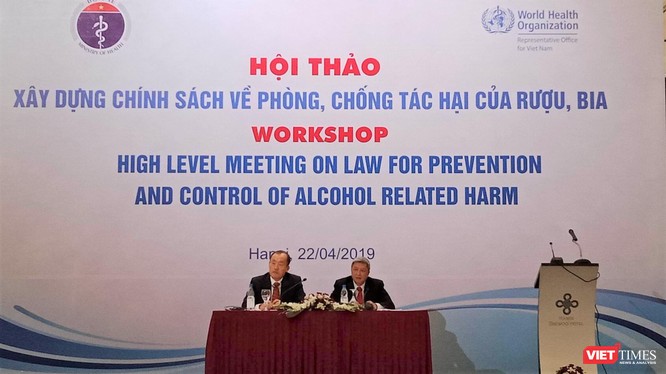 Thứ trưởng Bộ Y tế Nguyễn Trường Sơn (bên phải) và ông Kidong Park, đại diện của WHO tại Việt Nam chủ trì buổi tọa đàm trong khuôn khổ hội thảo 