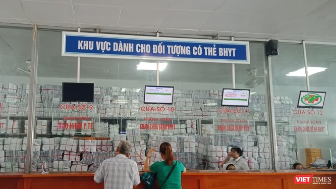 Người dân thanh toán chi phí khám, chữa bệnh theo bảo hiểm y tế.