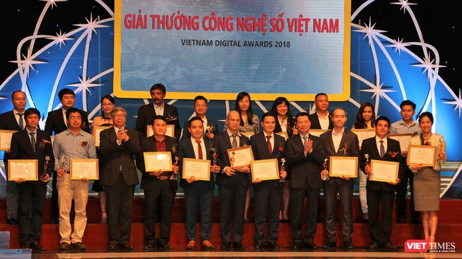 Bộ trưởng Bộ TT&TT Nguyễn Mạnh Hùng và Chủ tịch Liên hiệp các hội Khoa học và Kỹ thuật Việt Nam - GS.VS.TSKH Đặng Vũ Minh trao giải cho các ứng dụng công nghệ số xuất sắc