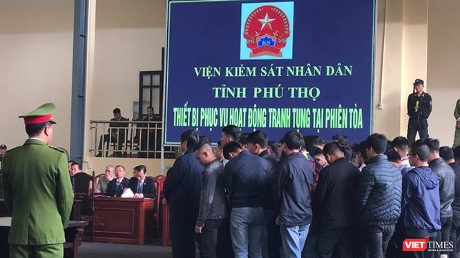 Bị cáo Nguyễn Thanh Hóa đứng hàng trên trong nhóm các bị cáo nghe tòa tuyên phạt hôm nay.
