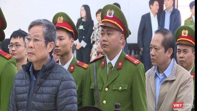 Cựu Bộ trưởng Nguyễn Bắc Son (áo khoác xanh) và Cựu Bộ trưởng Trương Minh Tuấn (áo khoác xám) tại phiên tòa sáng nay.