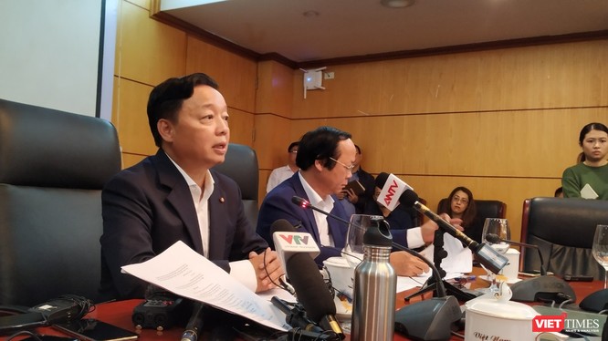 Bộ trưởng Trần Hồng Hà cho rằng, trên cơ sở đánh giá, phân tích nồng độ bụi mịn 5 năm qua cho thấy, các chỉ số bụi mịn có xu hướng gia tăng và đây là tác nhân gây ảnh hưởng trực tiếp, nghiêm trọng đến sức khỏe.