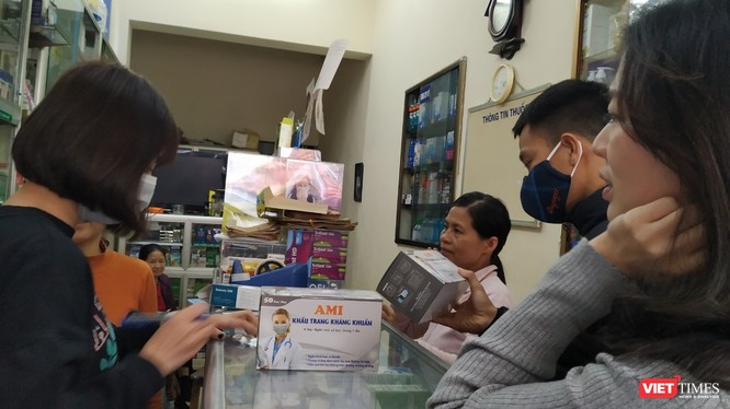 Vài giờ sau khi WHO tuyên bố dịch virus Corona là tình trạng khẩn cấp toàn cầu, giá bán khẩu trang tại Hà Nội tiếp tục tăng, gấp 5-6 lần so với ngày thường. Ảnh: Anh Lê.