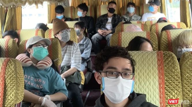Chuyến xe chở người vừa nhập cảnh từ nước ngoài về khu cách ly. Ảnh: Anh Lê