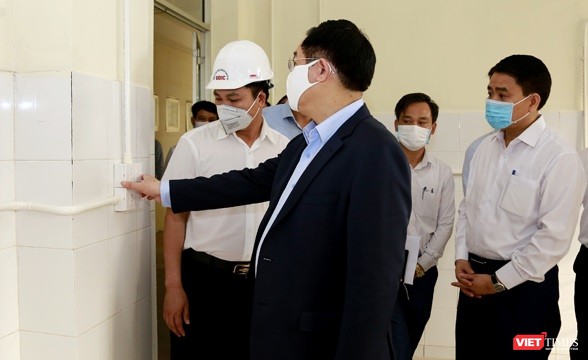 Bí thư Thành ủy Vương Đình Huệ kiểm tra tiến độ xây dựng bệnh viện dã chiến Mê Linh. 