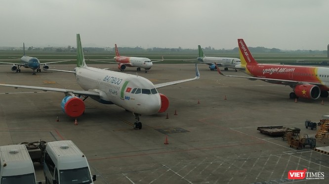 Máy bay đậu đỗ tại sân bay Nội Bài trong thời điểm chống dịch COVID-19. Ảnh: Anh Lê.