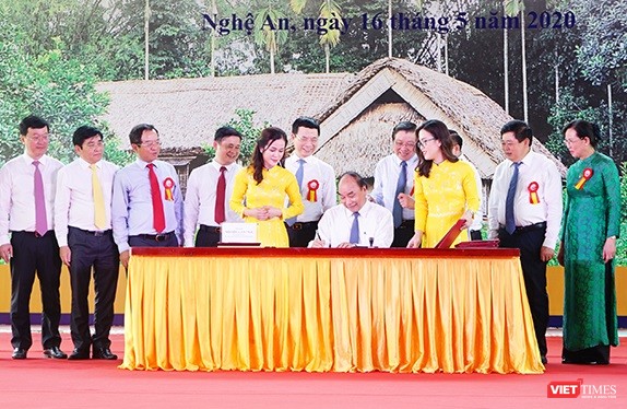 Thủ tướng Nguyễn Xuân Phúc đã ký phát hành đặc biệt bộ tem