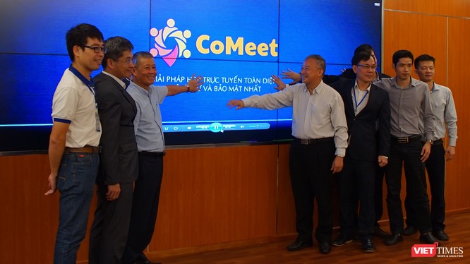 Thứ trưởng Bộ Thông tin và Truyền thông Nguyễn Thành Hưng và các đại diện Liên minh CoMeet nhấn nút chính thức khai trương giải pháp hội nghị trực tuyến Comeet.