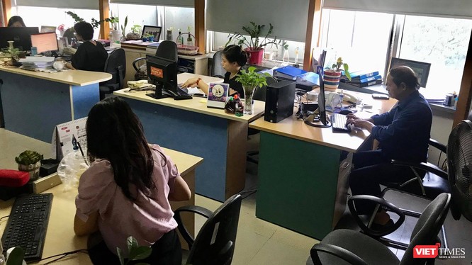 Các phóng viên, biên tập viên của Thời báo Kinh tế Việt Nam vẫn bám trụ tại tòa soạn, bất chấp lệnh giải thể - Ảnh chụp chiều ngày 16/7.