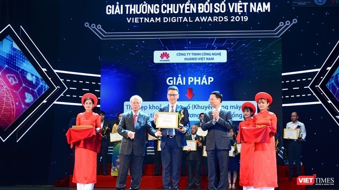 Bộ trưởng Bộ TT&TT Nguyễn Mạnh Hùng (bên phải) và GS. TSKH Đỗ Trung Tá trao giải thưởng Chuyển đổi số Việt Nam (Ảnh tư liệu, chụp năm 2019).