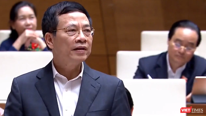 Bộ trưởng Nguyễn Mạnh Hùng trả lời chất vấn trước Quốc hội tại phiên họp ngày 9/11.