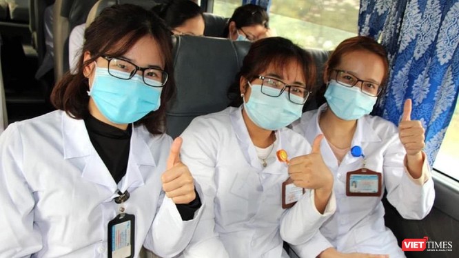 Những khoảnh khắc hồn nhiên của các nữ sinh Khoa Xét nghiệm trên đường đi lấy mẫu.