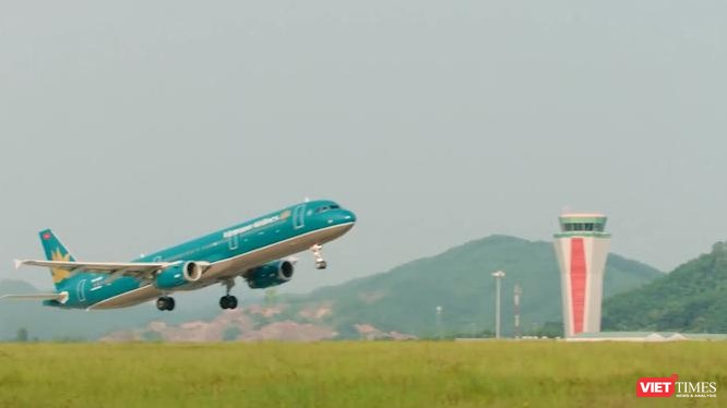 Máy bay của Vietnam Airlines rời đường băng sân bay Vân Đồn.