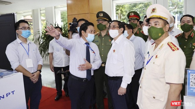 Thủ tướng Chính phủ Phạm Minh Chính nghe giới thiệu về các công nghệ định danh, xác thực điện tử IDP của VNPT.