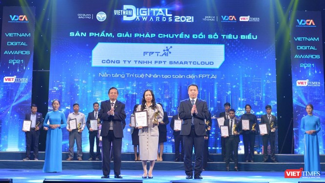 FPT.AI giành được CUP Giải thưởng Chuyển đổi số Việt Nam 2021 ở hạng mục sản phẩm, Giải pháp Chuyển đổi số tiêu biểu.