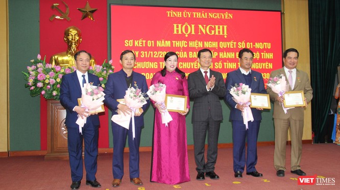 Bộ trưởng Bộ Thông tin và Truyền thông Nguyễn Mạnh Hùng tặng Kỷ niệm chương "Vì sự nghiệp Thông tin và truyền thông" cho Bí thư Tỉnh ủy Thái Nguyên Nguyễn Thanh Hải và 4 cá nhân.