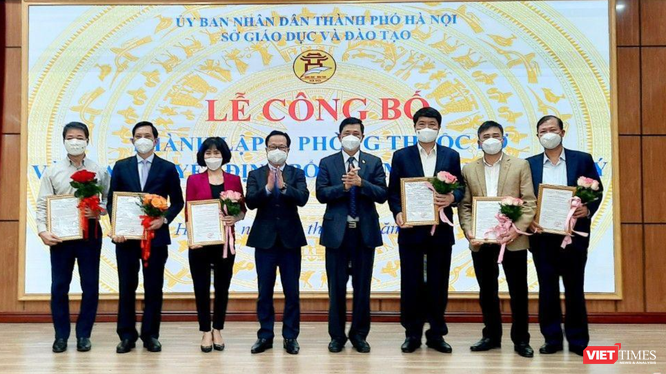 Giám đốc Sở GD- ĐT Trần Thế Cương và Phó Giám đốc Sở Phạm Xuân Tiến trao quyết định bổ nhiệm, tặng hoa chúc mừng các cán bộ quản lý cơ quan thuộc Sở.