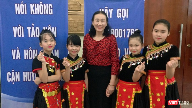 Bà Nguyễn Thị Luận - Chủ tịch Liên Chi hội Bảo vệ Quyền trẻ em tỉnh Quảng Ninh và các cháu nhỏ trong một chương trình đào tạo nâng cao nhận thức cho trẻ em.
