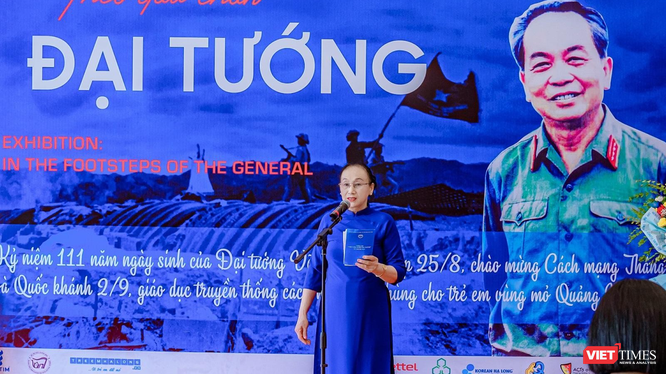 Bà Nguyễn Thị Luận - Chủ tịch Liên Chi hội Bảo vệ Quyền trẻ em tỉnh Quảng Ninh phát biểu khai mạc triển lãm "Theo dấu chân Đại tướng".