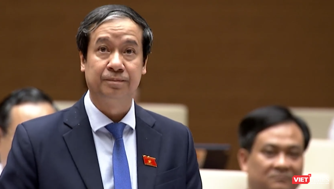 Bộ trưởng Bộ Giáo dục và Đào tạo Nguyễn Kim Sơn phát biểu tại phiên thảo luận của Quốc hội.
