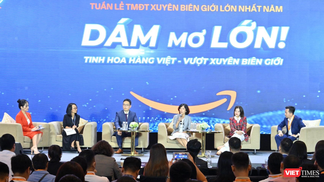 Ông Gijae Seong - Giám đốc Điều hành Amazon Global Selling Việt Nam và bà Lại Việt Anh - Phó Cục trưởng Cục Thương mại điện tử và Kinh tế số, cùng các diễn giả trao đổi tại sự kiện tuần lễ Amazon 2022.