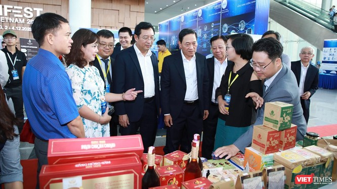 Thứ trưởng Trần Văn Tùng tham quan các gian hàng tại Ngày hội khởi nghiệp đổi mới sáng tạo quốc gia Techfest 2022.