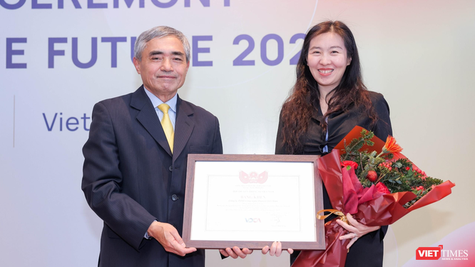 Ông Nguyễn Minh Hồng – Chủ tịch Hội Truyền thông số Việt Nam (VDCA) trao tặng bằng khen cho Huawei Việt Nam