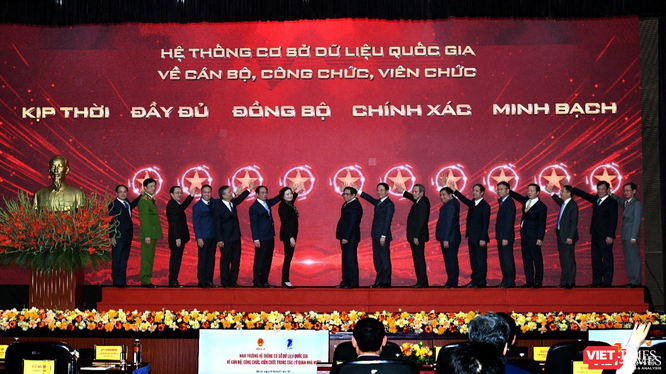 Thủ tướng Phạm Minh Chính và lãnh đạo các bộ, ngành khai trương Cơ sở dữ liệu quốc gia về cán bộ, công chức, viên chức