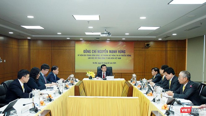 Bộ trưởng Nguyễn Mạnh Hùng tại buổi làm việc với Bưu điện Việt Nam.