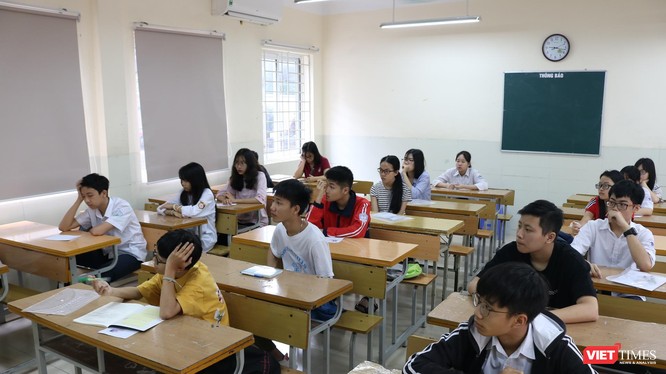 Thí sinh thi vào lớp 10 châunr bị làm bài thi. Ảnh: Minh Thúy