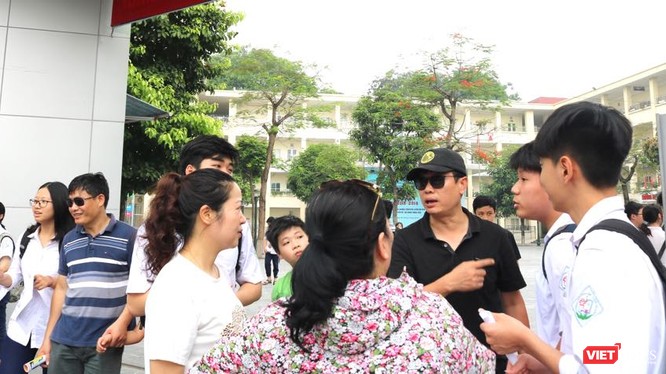Phụ huynh và học sinh trao đổi sau kỳ thi. Ảnh: Minh Thúy