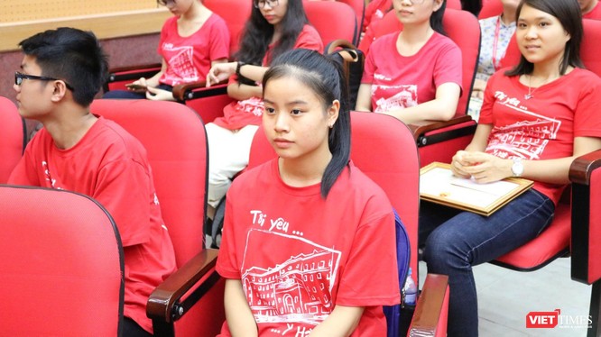 Em Phan Anh Quỳnh trong buổi lễ khai giảng năm học mới tại Trường Đại học Y Hà Nội. Ảnh: Minh Thúy 