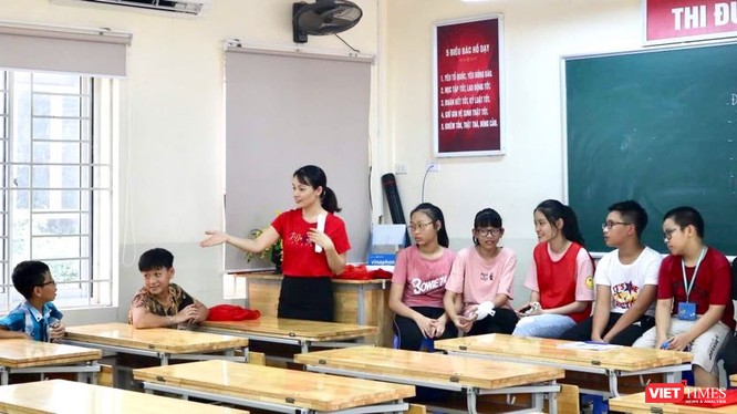 Giáo viên và học sinh trong giờ học. Ảnh: Minh Thúy