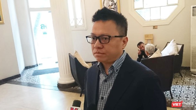 Ông Lê Quốc Minh – Phó Tổng Giám đốc Thông tấn Xã Việt Nam trao đổi với VietTimes (Ảnh: Minh Thúy)