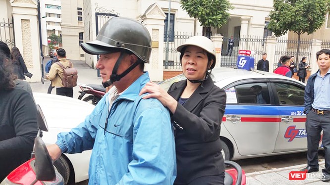 Bị cáo Nguyễn Bích Quy (áo đen đội mũ bảo hiểm ngồi sau) ra về sau khi phiên tòa kết thúc. Ảnh: Minh Thúy. 