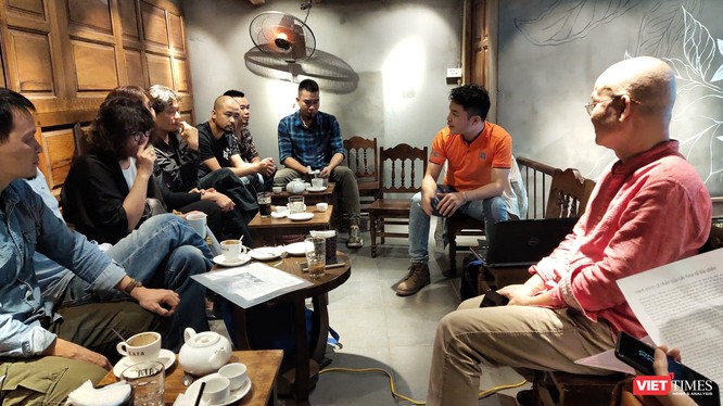 Nhóm họa sĩ Đa diện cùng tụ hội. Ảnh: Minh Thúy 