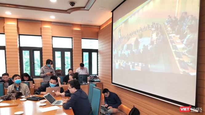 Báo chí tham dự đưa tin về cuộc họp Ban Chỉ đạo phòng, chống dịch COVID-19 ở UBND TP. Hà Nội. Ảnh: Minh Thúy 