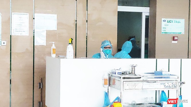Các bác sĩ làm việc tại Khoa Cấp cứu, Bệnh viện Bệnh viện Bệnh Nhiệt đới Trung ương cơ sở 2. Ảnh: Minh Thúy 