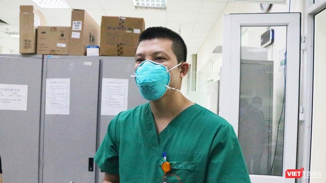BS. Trần Văn Bắc – Phó Trưởng Khoa Cấp Cứu, Bệnh viện Bệnh Nhiệt đới Trung ương (Ảnh: Minh Thúy) 