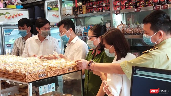 Đoàn kiểm tra an toàn thực phẩm bánh trung thu tại Hà Nội (Ảnh: Minh Thuý) 