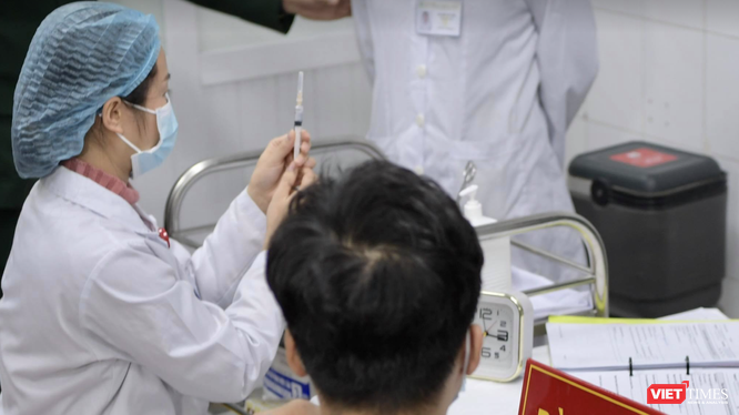 Tình nguyện viên chuẩn bị được tiêm vaccine phòng COVID-19 (Ảnh - Minh Thuý) 